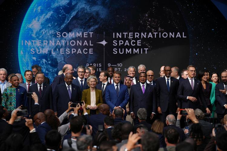 Alverdens ledere, toppolitikere og virksomheder var samlet til topmøde om rummet i Paris i denne uge. Men Elon Musk dukkede ikke op, og det gjorde Friedrich Merz heller ikke, selv om Tyskland var medvært for topmødet.  Foto: Aurelien Morissard/Ritzau Scanpix