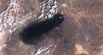Et satellitfoto viser sort røg stige op fra den vigtige øst-vest-rørledning, som transporterer en stor del af Saudi-Arabiens olie.   Foto: European Union/copernicus Sentin/Ritzau Scanpix