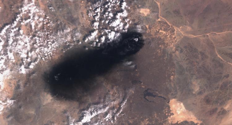 Et satellitfoto viser sort røg stige op fra den vigtige øst-vest-rørledning, som transporterer en stor del af Saudi-Arabiens olie.   Foto: European Union/copernicus Sentin/Ritzau Scanpix