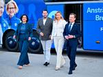 Statsminister Ulf Kristersson (t.h.) inviterede fredag sine blågule partilederkolleger med i bussen til partilederdebat i Gävle. Fra venstre er det Liberalernas Simona Mohamsson, Sverigedemokraternas Jimmie Åkesson og Kristdemokraternas Ebba Busch. Foto: Anders Wiklund/Ritzau Scanpix