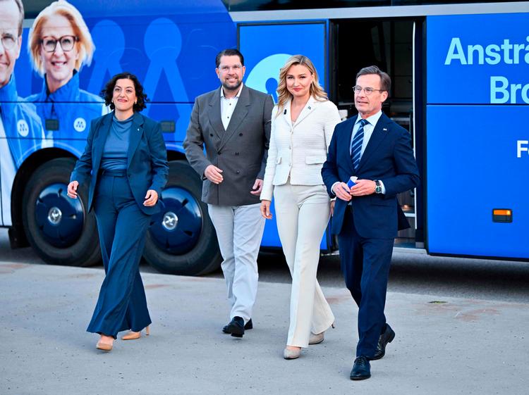 Statsminister Ulf Kristersson (t.h.) inviterede fredag sine blågule partilederkolleger med i bussen til partilederdebat i Gävle. Fra venstre er det Liberalernas Simona Mohamsson, Sverigedemokraternas Jimmie Åkesson og Kristdemokraternas Ebba Busch. Foto: Anders Wiklund/Ritzau Scanpix
