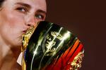 Mathilde Arcel kisses the Volpi Cup, which she won for best actress at the Venice Film Festival. Foto: Yves Herman/Ritzau Scanpix