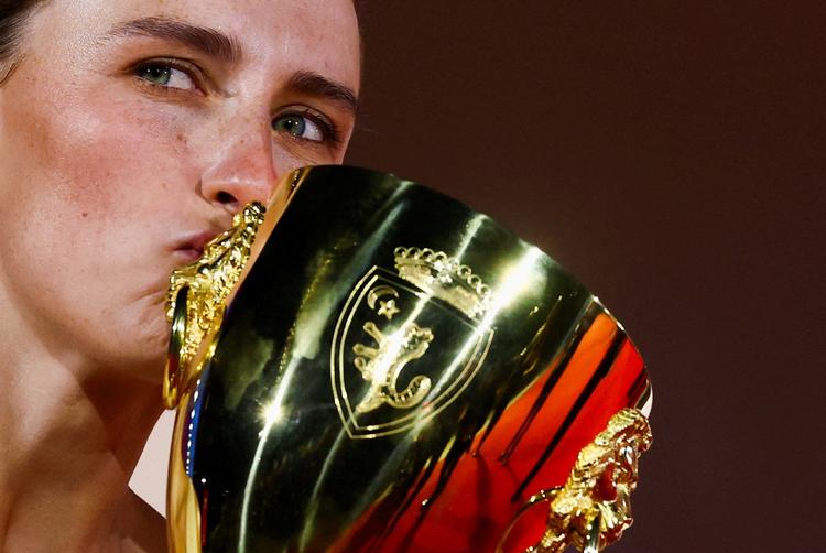 Mathilde Arcel kisses the Volpi Cup, which she won for best actress at the Venice Film Festival. Foto: Yves Herman/Ritzau Scanpix