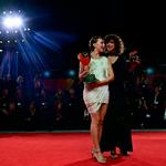 Instruktør May el-Toukhy (th.) og skuespiller Mathilde Arcel skrev historie ved filmfestivalen i Venedig ved at vinde henholdsvis Guldløven for bedste film og prisen for bedste kvindelige skuespiller lørdag aften for 'Kvinde Ukendt', der får dansk premiere til februar. Foto: Stefano Rellandini/Ritzau Scanpix