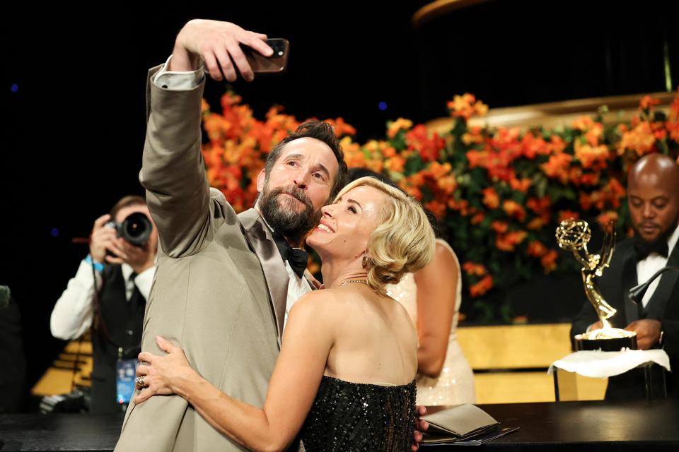 Noah Wyle med sin hustru, Sara Wells, efter Emmy-showet. ’The Pitt’-stjernen vandt for andet år i træk prisen som bedste mandlige hovedrolle i en dramaserie.  Foto: Mario Anzuoni/Ritzau Scanpix
