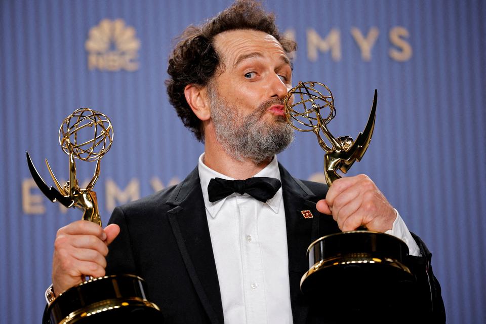 Matthew Rhys med de to Emmyer, der skrev historie. Ingen skuespiller havde tidligere vundet to hovedrollepriser ved samme Emmy-uddeling. Senere fik han endnu en statuette som producer på ’Widow’s Bay’. Foto: Mike Blake/Ritzau Scanpix