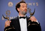Matthew Rhys med de to Emmyer, der skrev historie. Ingen skuespiller havde tidligere vundet to hovedrollepriser ved samme Emmy-uddeling. Senere fik han endnu en statuette som producer på ’Widow’s Bay’. Foto: Mike Blake/Ritzau Scanpix