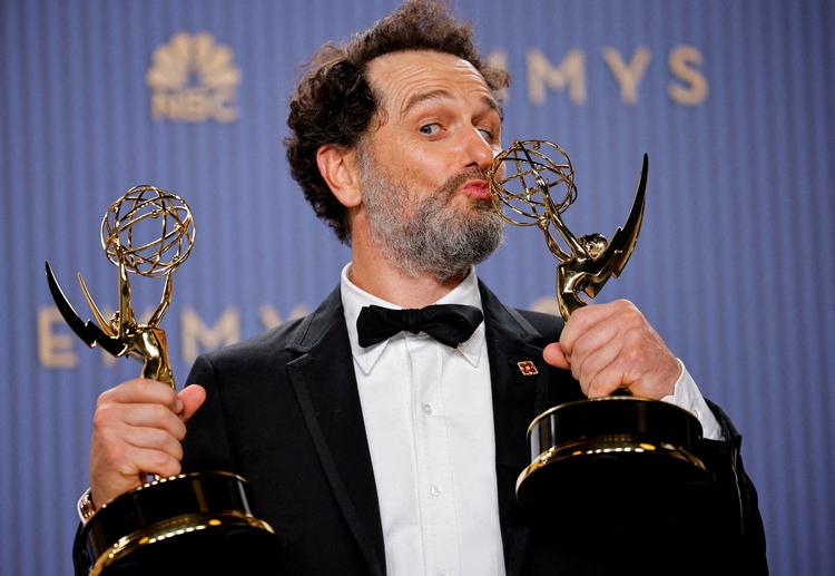 Matthew Rhys med de to Emmyer, der skrev historie. Ingen skuespiller havde tidligere vundet to hovedrollepriser ved samme Emmy-uddeling. Senere fik han endnu en statuette som producer på ’Widow’s Bay’. Foto: Mike Blake/Ritzau Scanpix