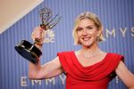  Rhea Seehorn med den Emmy, hun måtte vente længe på. Efter seks sæsoner som Kim Wexler i ’Better Call Saul’ uden en sejr vandt hun sin første Emmy for hovedrollen i ’Pluribus’. Foto: Mike Blake/Ritzau Scanpix