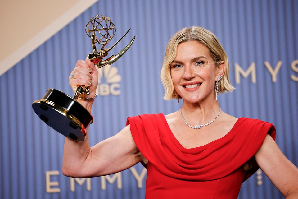  Rhea Seehorn med den Emmy, hun måtte vente længe på. Efter seks sæsoner som Kim Wexler i ’Better Call Saul’ uden en sejr vandt hun sin første Emmy for hovedrollen i ’Pluribus’. Foto: Mike Blake/Ritzau Scanpix