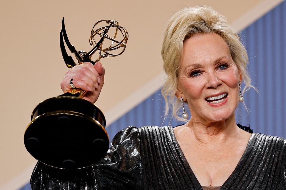 Jean Smart gjorde rent bord. Den 75-årige ’Hacks’-stjerne vandt som bedste kvindelige hovedrolle i en komedieserie for femte gang. Foto: Mike Blake/Ritzau Scanpix