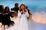  Reba McEntire stod for et af aftenens mest rørende øjeblikke, da hun sang Dolly Partons ’Appalachian Memories’ under hyldesten til den nyligt afdøde countrylegende. Foto: Mario Anzuoni/Ritzau Scanpix