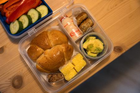 Som et fast søndagsritual prepper Christel Pixi madpakker til sin søn. Hun bruger cirka to timer på at bage, ælte og stege.  Foto: Cecilie Baden
