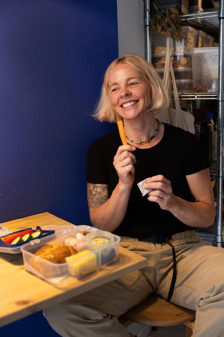 Christel Pixi forsøger at undgå ultraforarbejdet mad i madpakkerne. Derfor laver hun det meste fra bunden. Men en gang imellem får sønnen en Oreo med, for dem elsker han. Foto: Cecilie Baden