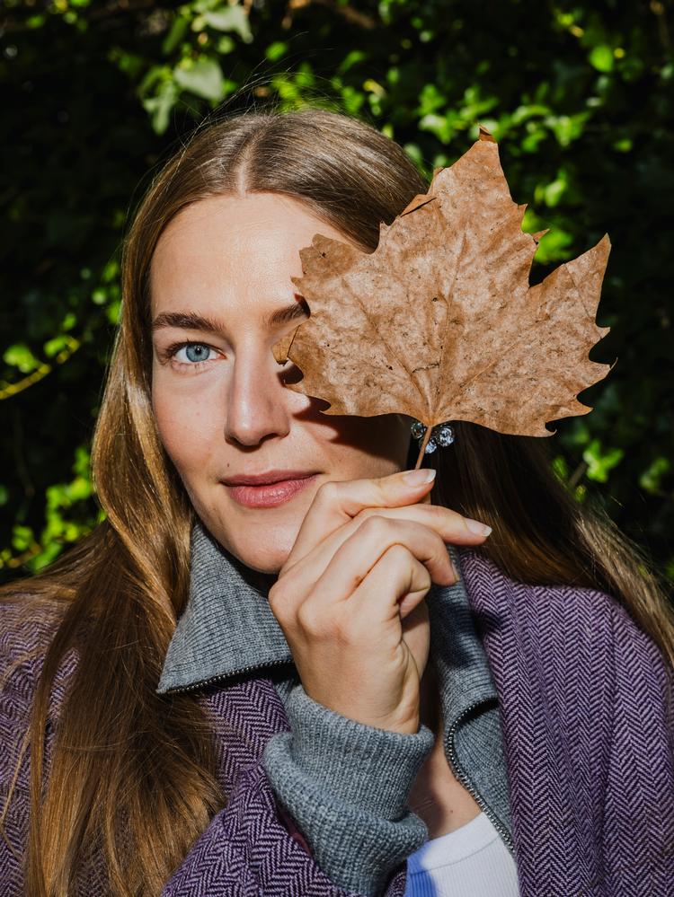 Kunstner og kogebogsforfatter Frederikke Legaard elsker efterårets langsomme madprojekter og sæsonen måtte gerne være længere.  Foto: Anders Holst Pedersen