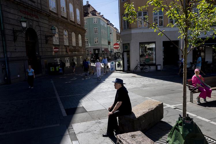 Arkitekt og byplanlægger Jan Gehl har lært af København og kæmpet for trivsel i byrum verden over.  Her sidder han ved Nørreport Station. Arkivfoto:  Mads Nissen