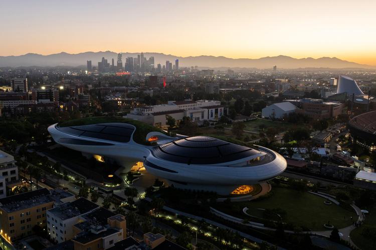 Selve bygningen, der huser Lucas Museum of Narrative Art, er en attraktion i sig selv – en stor, rumskibslignende struktur designet af Ma Yansong fra arkitektbureauet MAD. Foto: Mike Blake/Ritzau Scanpix