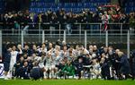 Martin Langagergaard kan stadig få gåsehud, når han ser billeder af Norges sejr på 4-1 ude over Italien. Det sikrede nordmændene en VM-plads, Den danske psykolog sidder her på knæ yderst til højre, lige ved siden af Erling Haaland. Foto: Alessandro Garofalo/Ritzau Scanpix