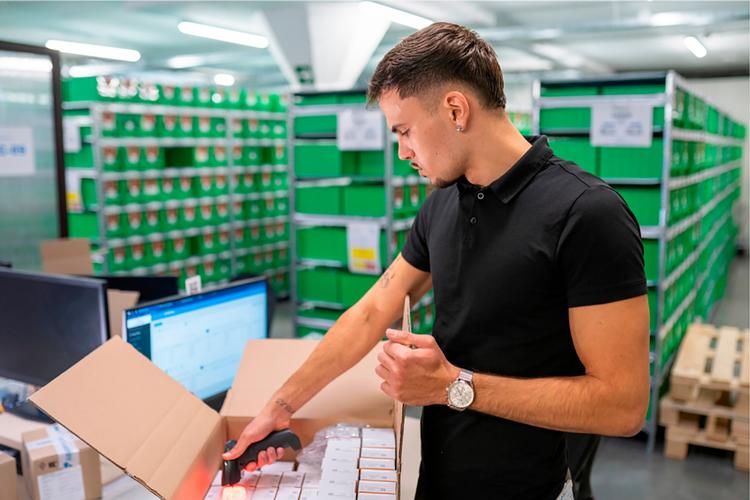 Den danske virksomhed Abacus Medicine parallelimporterer og ompakker medicin fra en lang række lande. Virksomheden bruger kunstig intelligens til en stor del af arbejdet. Foto: Camilla Bang/abacusmedicinegroup.com