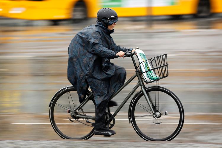 Regnvejr på Rådhuspladsen.  Og i resten af landet. Foto: Jens Dresling