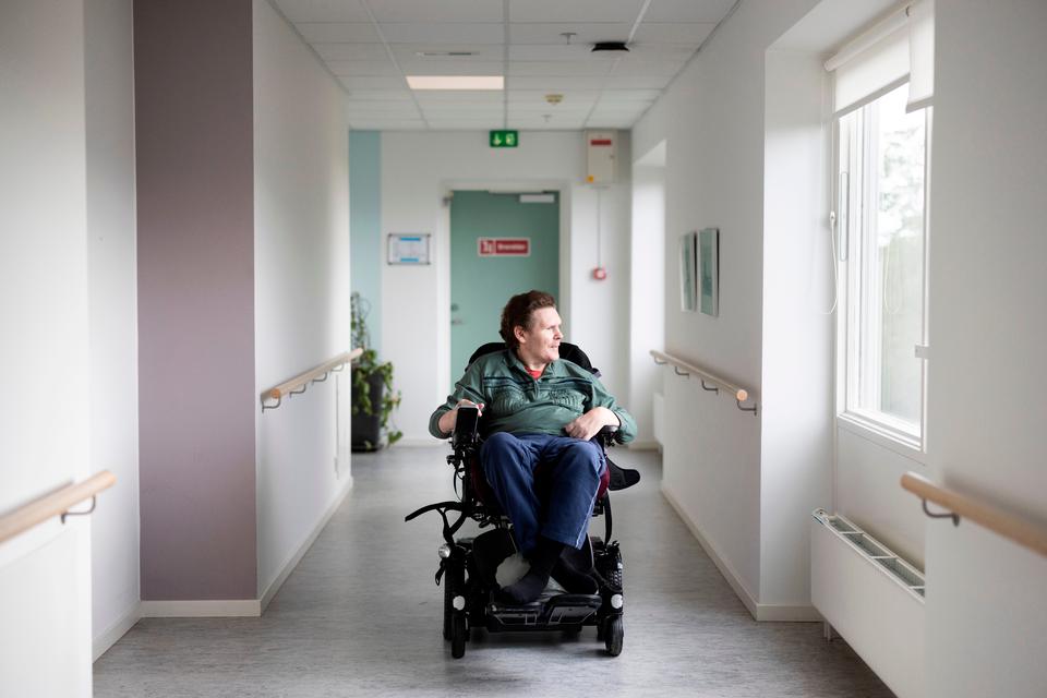 »Jeg savner nogle at snakke med«: Når man er 20 år yngre end de andre på plejehjemmet, er der langt mellem de gode samtaler