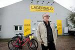 Der er mere salg i de gule skilte end de grønne, konstaterer varebørsens indehaver, Steen Christensen.   Foto: Jens Dresling