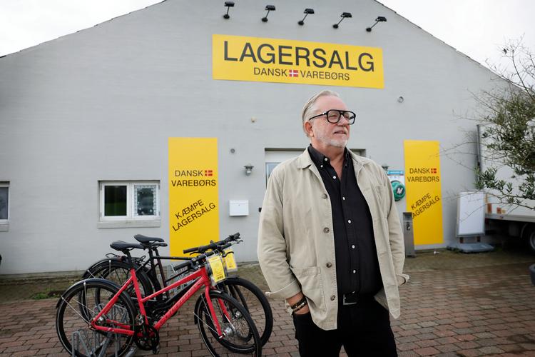 Der er mere salg i de gule skilte end de grønne, konstaterer varebørsens indehaver, Steen Christensen.   Foto: Jens Dresling