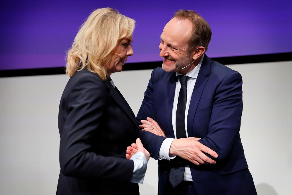 Midt i sammenbrud og politiske kriser er der to partiledere, der har grund til at smile. Og det gør de