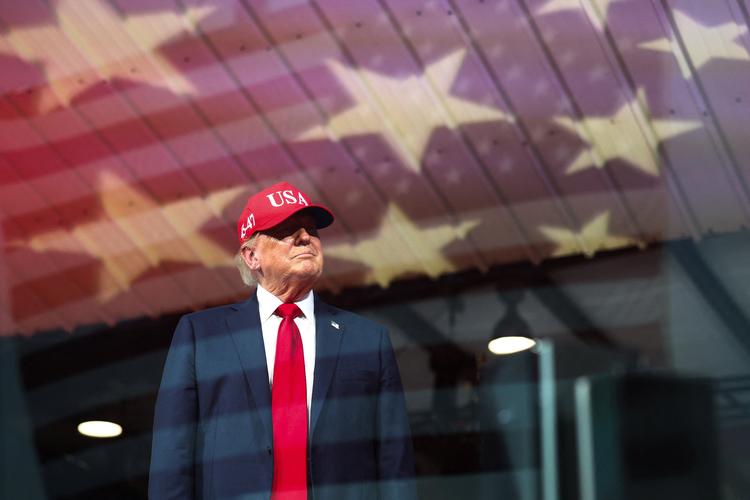 Donald Trump ved vælgermøde i North Carolina onsdag. Her gav han sin opbakning til republikanernes kandidat til Senatet, Michael Whatley, der er bagud i målingerne.  Foto: Kevin Lamarque/Ritzau Scanpix