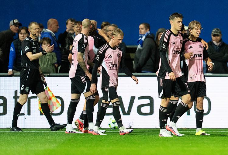 Silkeborgs Villads Westh scorer til 0-3 under superligakampen mellem Lyngby Boldklub og Silkeborg IF på Lyngby Stadion. Foto: Claus Bech/Ritzau Scanpix