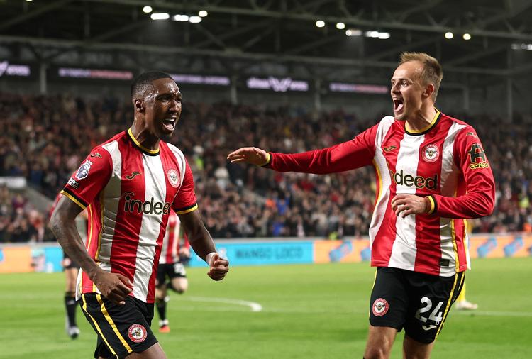 Mikkel Damsgaard (th.) spillede en rolle i Brentfords to første scoringer i 3-0-sejren over Chelsea i Premier League. Foto: David Klein/Ritzau Scanpix