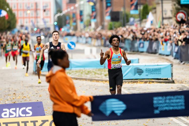 Dawit Seare og Jakob Ingebrigtsen under femkilometerdistancen ved World Athletics Road Running Championships Copenhagen i København, lørdag den 19. september 2026. (Foto: Emil Nicolai Helms/Scanpix 2026)   Foto: Emil Nicolai Helms/Ritzau Scanpix