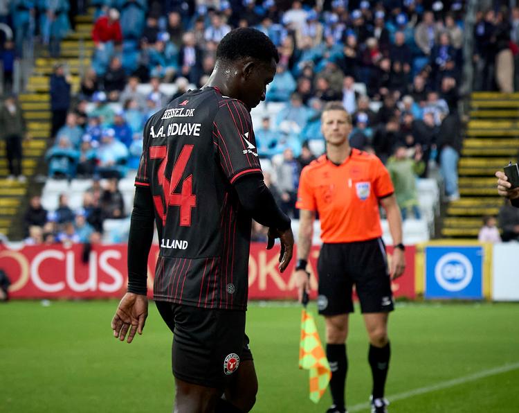 Superligakampen mellem OB og FC Midtjylland på Nature Energy Park i Odense, lørdag den 19. september 2026. Kampen ender 1-1. Dommer Aydin Uslu giver FC Midtjyllands Abdou Aziz Ndiaye (34) anden advarsel og dermed rødt kort.. (Foto: Robert Wengler/Ritzau Scanpix)   Foto: Robert Wengler/Ritzau Scanpix
