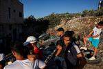 Ramt af vold. Palæstinensere kigger på resterne af deres bil,  efter at den er blevet sat i brand i et angreb af israelske bosættere nord for Hebron på den besatte Vestbred søndag 20. september. Foto: Hazem Bader/Ritzau Scanpix