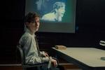 Jacob Tremblay fastspændt og med elektroder i rollen som 16-årige Ted Kaczinsky i 'Unabomber', hvor han som ung tog del i et mistænkeligt eksperiment på Harvard.  Foto: Netflix