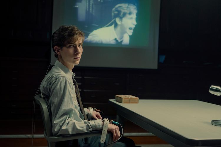 Jacob Tremblay fastspændt og med elektroder i rollen som 16-årige Ted Kaczinsky i 'Unabomber', hvor han som ung tog del i et mistænkeligt eksperiment på Harvard.  Foto: Netflix