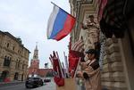 Den tre dage lange valghandling er slut, og de russiske flag, der blandt andet har prydet indkøbscentret GUM i Moskva, pakkes ned. Foto: Anastasia Barashkova/Ritzau Scanpix