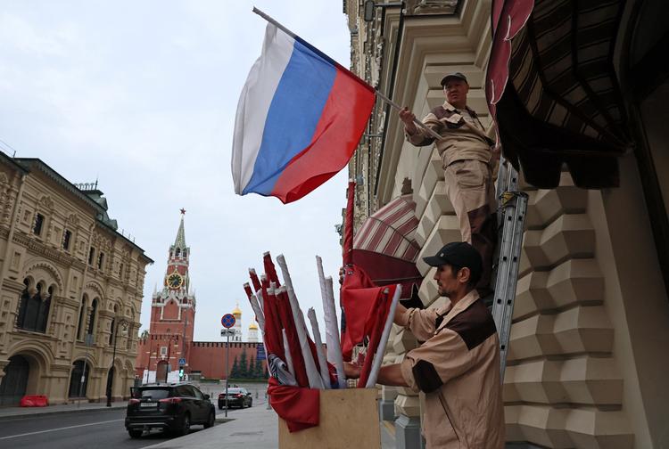 Den tre dage lange valghandling er slut, og de russiske flag, der blandt andet har prydet indkøbscentret GUM i Moskva, pakkes ned. Foto: Anastasia Barashkova/Ritzau Scanpix