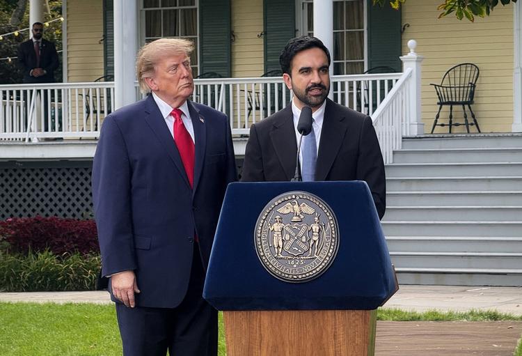 USA's præsident Donald Trump og New York Citys borgmester Zohran Mamdani taler med journalister under et pressemøde efter deres møde i Gracie Mansion i New York City. Foto: Andrew Hoffstetter/Ritzau Scanpix