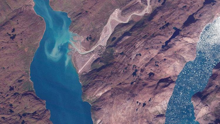  Her ses et satellitfoto af Narsarsuaq, hvor USA vil bygge en ny militærbase.. Narsarsuaq lufthavn var tidligere en amerikansk base kaldet  Bluie West One, som blev lukket i 1950'erne. Endnu en ny base skal opføres ved Mestersvig på Grønlands østkyst, hvor Siriuspatruljen har sin hjemmebase.  Foto: 2026 Planet Labs Pbc/Ritzau Scanpix