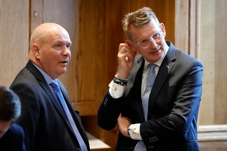 Søren Gade (V) var en af de fem folketingsmedlemmer, der i strid med partilinjen stemte imod gødskningsloven. Her ses han med Venstres formand, Troels Lund Poulsen.  Foto: Jens Dresling/Ritzau Scanpix