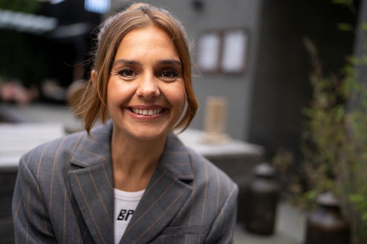 Stephania Potalivo og Magnus Millang havde »komisk timing og kæmpe kemi« i første sæson af 'De bedste år', som Politiken udpegede som et af de største tv-øjeblikke i 2024. Her er Stephania Potalivo fotograferet ved lanceringen af sæson to. Foto: Anthon Unger