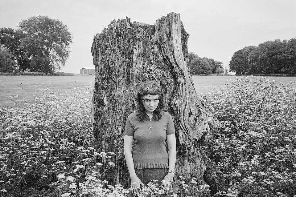 Kort før hun udsendte sit album 'Cracks', blev Astrid Engberg beskyldt for at have fremstillet musik med ai. Men enhver, der ikke har sølvpapirshatten trukket ned over ørerne, kan høre, at sangene er skrevet med hjertet og spillet med fingrene, skriver anmelder David Dyrholm.  Pr-foto: Bobby Mandrup