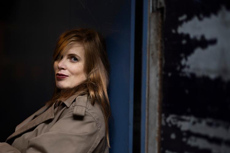 Lydia Sandgren bliver ofte spurgt, om hun finder godt romanstof i sit job som psykolog. Men det gør hun ikke. Til gengæld har jobbet skærpet hendes observationssans og forståelse for, at mennesker sjældent siger det, de reelt mener. Foto: Karla Ellingsøe
