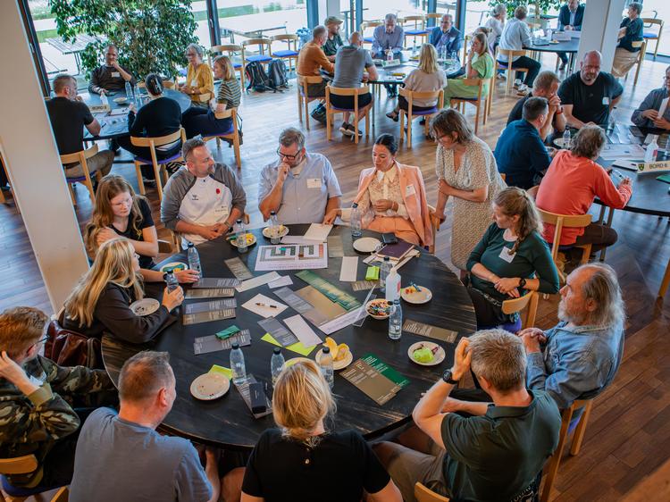 Flere end 110 borgere mødte i juni frem i Allerød for at drøfte prioriteringerne af kommunekassen med blandt andre borgmester Clara Rao (V) i lyserød jakke. Foto: Allerød Kommune/Marcus Nymark Hegnelt