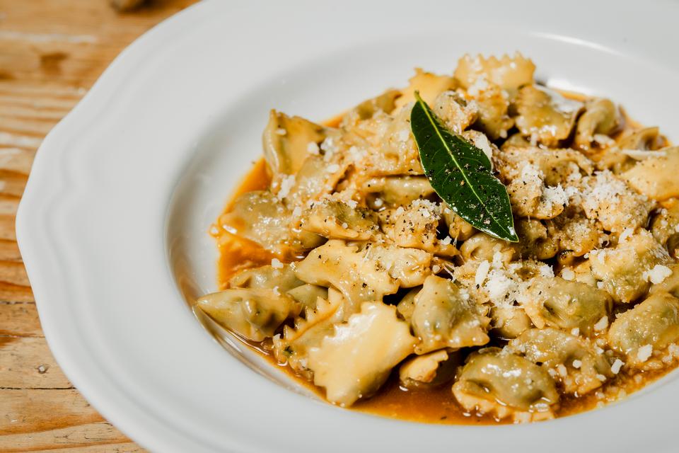 Hver eneste af de små rustikke pastapakker i retten agnolotti del plin var en bombe af smag.    Foto: Christian Falck Wolff