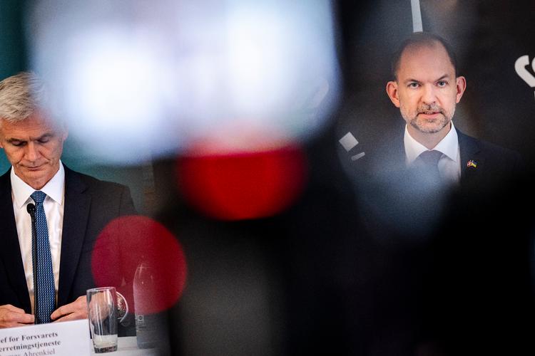 Forsvarsminister Jeppe Bruus (S) var flankeret af FE-chef Thomas Ahrenkiel og forsvarschef Michael Hyldgaard, da en ny FE-vurdering af truslen fra Rusland blev præsenteret på Kastellet i København. Budskabet var klart: et mere risikovilligt Rusland udgør en stigende trussel mod Danmark og Nato.  Foto: Ida Marie Odgaard/Ritzau Scanpix