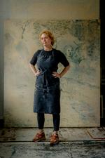 Cathrine Raben Davidsen er egentlig slet ikke portrætmaler, og det var da også hendes første indvending, da hun blev spurgt, om hun kunne male kongen. Alligevel kunne hun ikke sige nej til opgaven. Foto: Christian Falck Wolff
