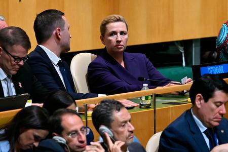 Denmark's Prime Minister Mette Frederiksen (R) listens as US President Donald Trump addresses the 81st United Nations General Assembly at the United Nations Headquarters in New York, on September 22, 2026. (Photo by Brendan SMIALOWSKI / AFP) Foto: Brendan Smialowski/Ritzau Scanpix