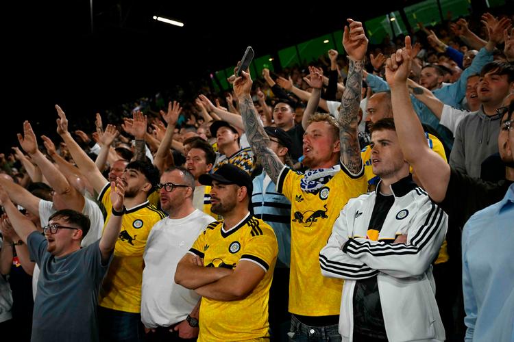 Premier League, La Liga, Serie A og Bundesligaen kræver reformer. Her ses fans fra Premieer League-klubben Leeds ifm. en kamp mod Newcastle. Foto: Paul Ellis/Ritzau Scanpix